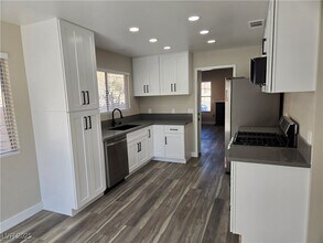4719 Cosley Dr in Las Vegas, NV - Foto de edificio - Building Photo