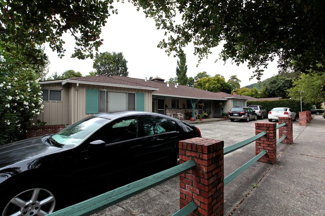 19 Madrone in San Anselmo, CA - Foto de edificio - Building Photo