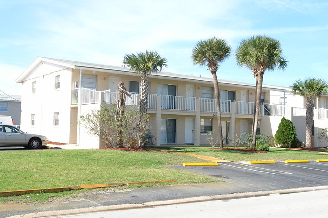 2411-2417 N Oleander Ave in Daytona Beach, FL - Foto de edificio - Building Photo