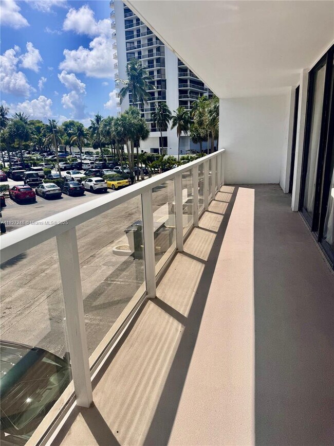 3731 N Country Club Dr, Unit 229 in Aventura, FL - Foto de edificio - Building Photo