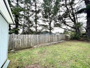 1661 Lund Ave in Coos Bay, OR - Building Photo - Building Photo