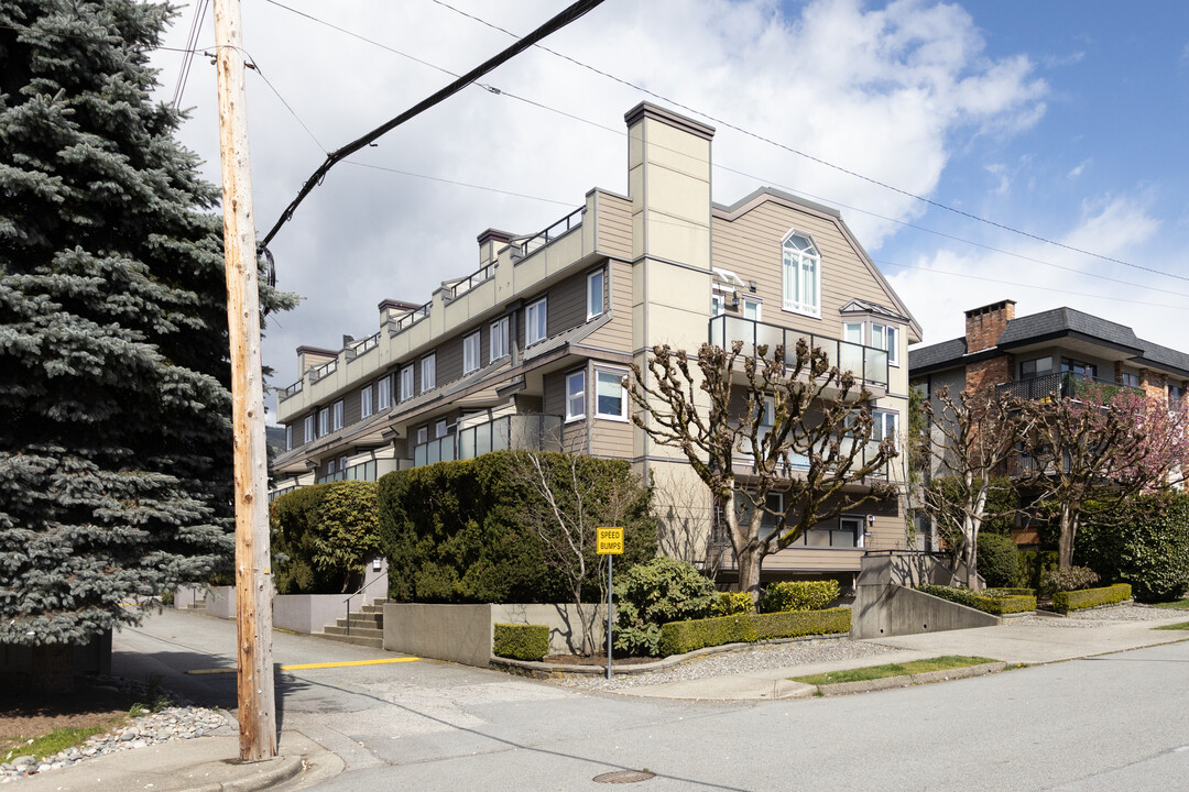 142A 18th St W in North Vancouver, BC - Building Photo