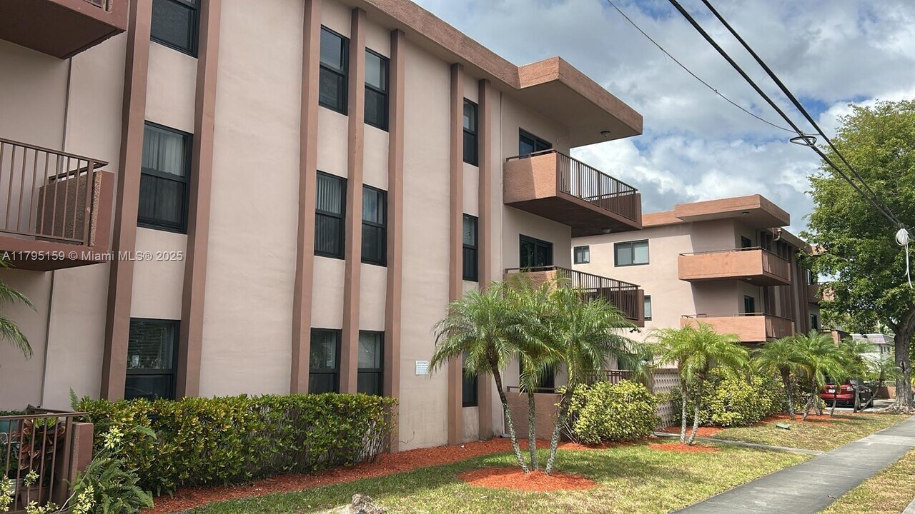 690 NE 123rd St in North Miami, FL - Building Photo