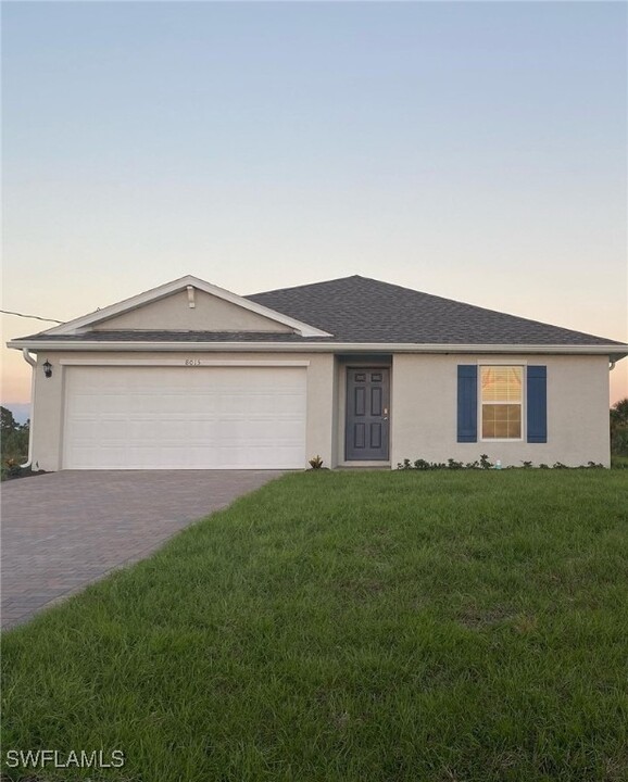 8015 Mangrove Cir in La Belle, FL - Building Photo