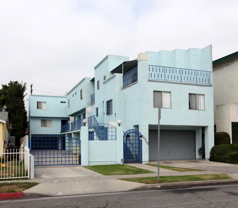 12701 Fonthill Ave in Hawthorne, CA - Foto de edificio