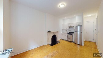 147 E 72nd St in New York, NY - Building Photo