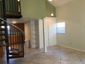 2020 Lee Dr in Valrico, FL - Foto de edificio - Building Photo