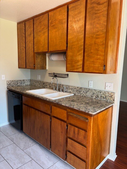 445 Almond Dr in Lodi, CA - Foto de edificio - Building Photo