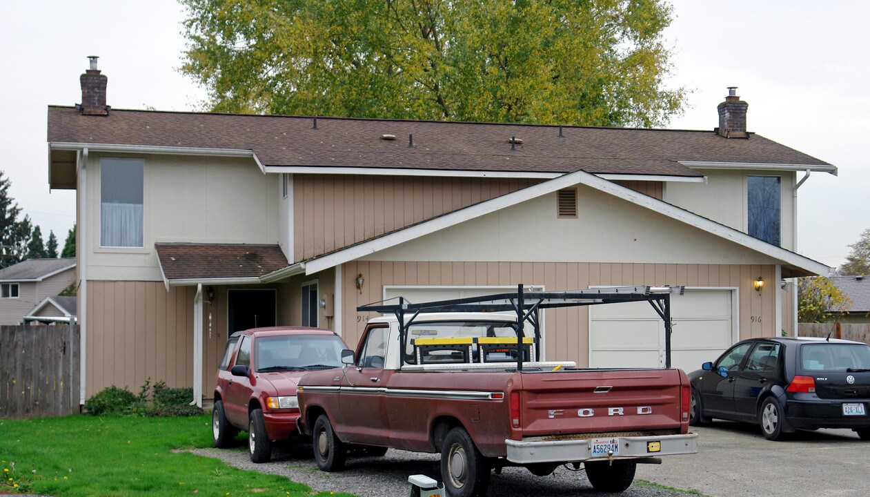 914-916 11th Ave NW in Puyallup, WA - Building Photo