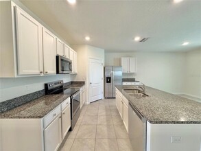 475 Autumn Stream Dr, Unit 13 in Auburndale, FL - Building Photo - Building Photo