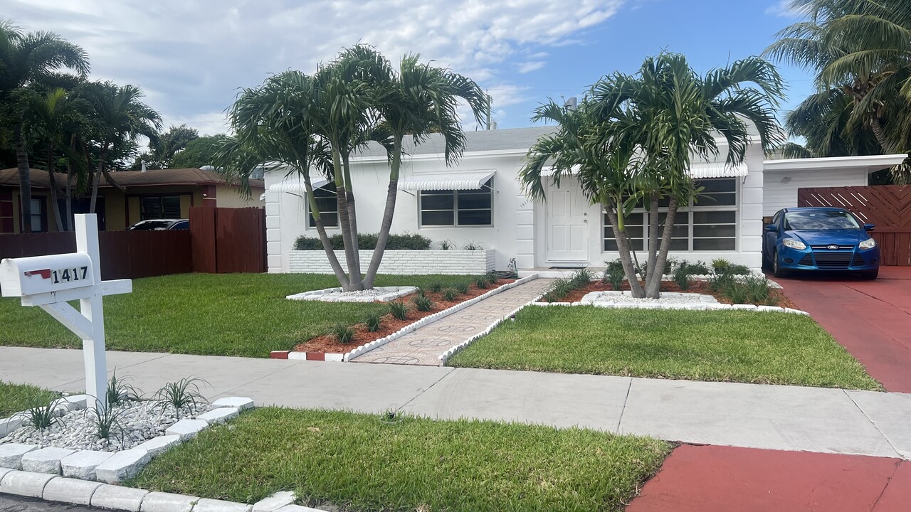 1417 Tropical Dr in Lake Worth, FL - Foto de edificio