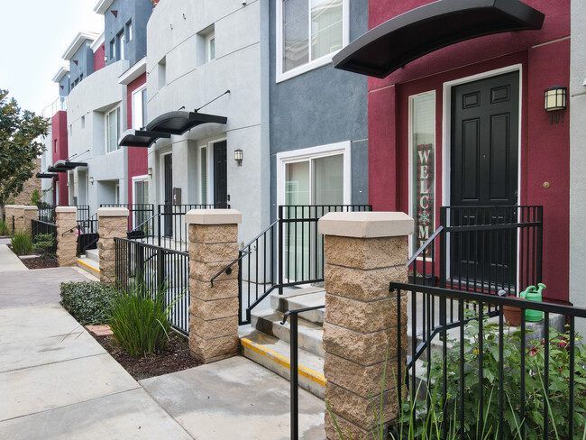 Magnolia Court Townhomes in Corona, CA - Foto de edificio - Building Photo