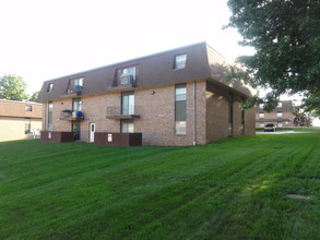 Plaza West Apartments in Manhattan, KS - Foto de edificio - Building Photo