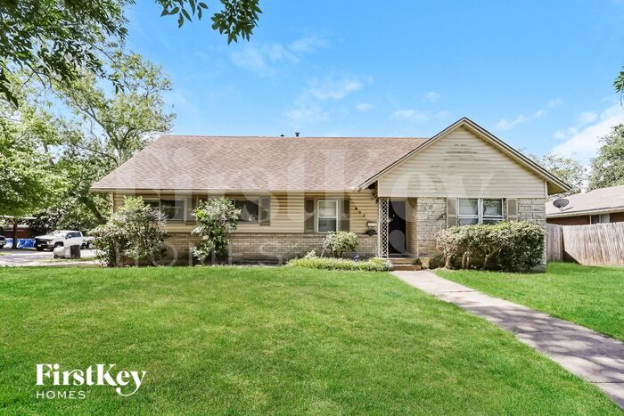 902 Poinsettia Dr in Lancaster, TX - Building Photo