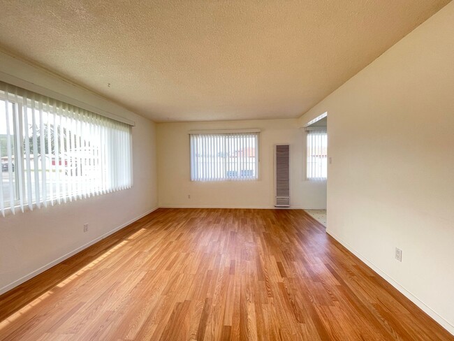 317 W Cypress Ave in Lompoc, CA - Foto de edificio - Building Photo