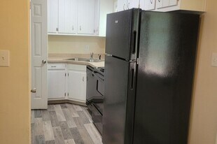 Colony Apartments in Newport News, VA - Building Photo