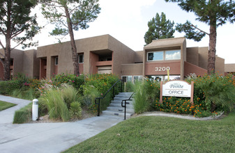 Palm Springs Pointe in Palm Springs, CA - Building Photo - Building Photo