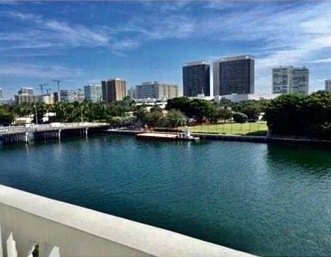 9501 E Bay Harbor Dr in Bay Harbor Islands, FL - Building Photo - Building Photo