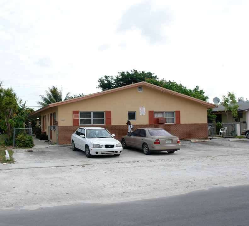 2721 SW 8th St in Fort Lauderdale, FL - Building Photo