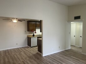 1313 Floyd Ave in Modesto, CA - Building Photo