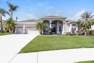 1253 Deerbourne Dr in Zephyrhills, FL - Building Photo