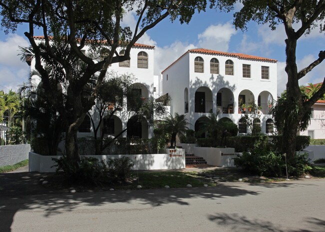 437 Santander Ave in Miami, FL - Foto de edificio - Building Photo