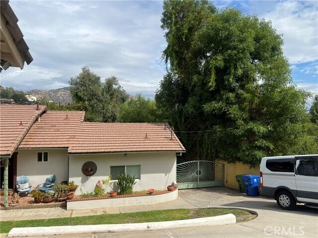 23931 Jensen Dr in Los Angeles, CA - Building Photo
