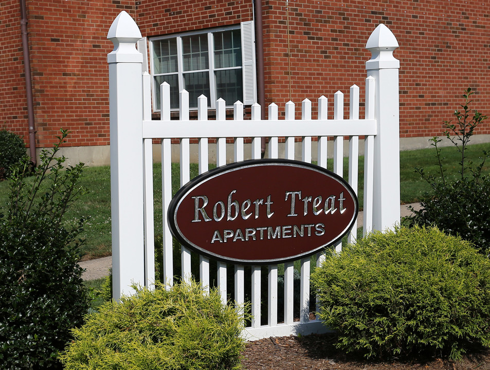 Robert Treat Apartments in Milford, CT - Building Photo