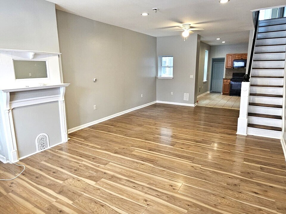 844 E Locust Ave in Philadelphia, PA - Building Photo