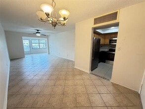 4533 Marine Pkwy in New Port Richey, FL - Foto de edificio - Building Photo