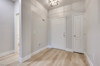 1008 Domnus Ln in Las Vegas, NV - Building Photo - Building Photo