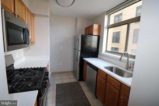 7111 Woodmont Ave in Chevy Chase, MD - Building Photo - Building Photo