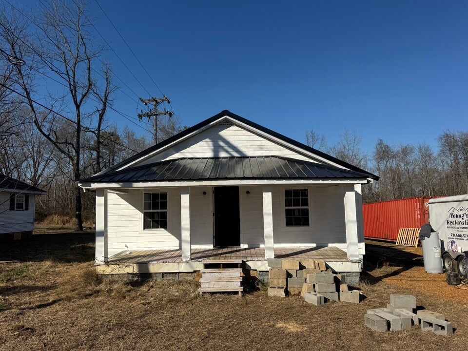 201 Adams in Selmer, TN - Building Photo