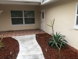 2288 McMullen Rd in Largo, FL - Building Photo