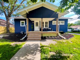 1327 Lake St in Lincoln, NE - Building Photo