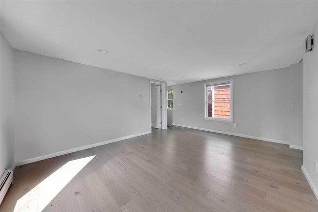 644 Roanoke Ave in Riverhead, NY - Building Photo - Building Photo