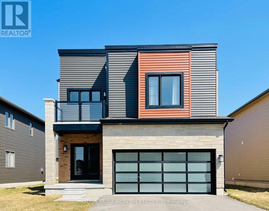 19 Mabern St in Barrie, ON - Building Photo