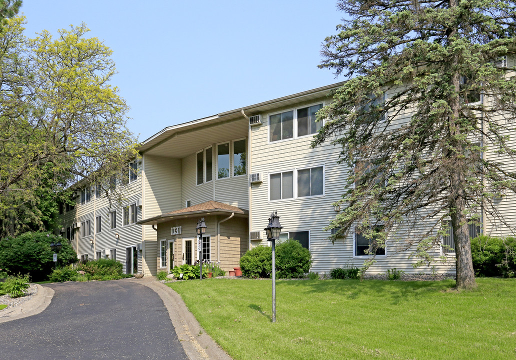 10301 Cedar Lake Rd in Hopkins, MN - Building Photo