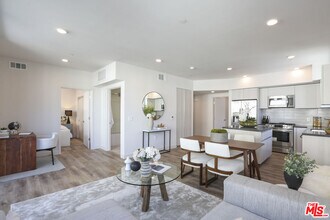 740 Ridgeley Dr in Los Angeles, CA - Building Photo - Building Photo