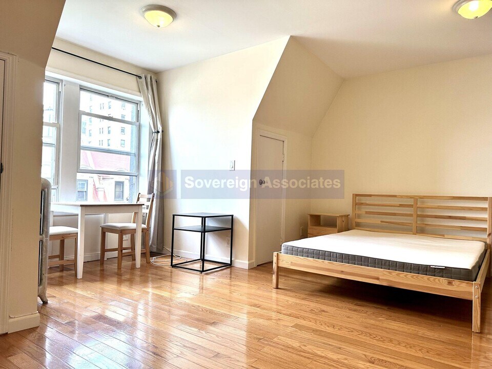 318 W 107th St-Unit -5F in New York, NY - Building Photo