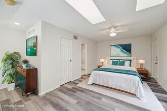 10855 Meadowglen Ln in Houston, TX - Building Photo - Building Photo