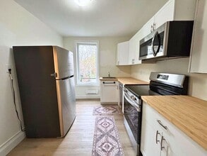 49 Fairholt Rd S in Hamilton, ON - Building Photo - Building Photo