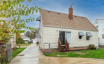 6825 Glencoe Ave in Brooklyn, OH - Building Photo - Building Photo