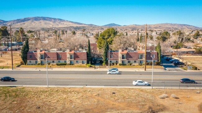 39129 10th St W in Palmdale, CA - Building Photo - Building Photo