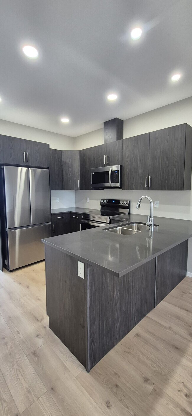 1365 Devonshire Dr W in Winnipeg, MB - Building Photo - Building Photo