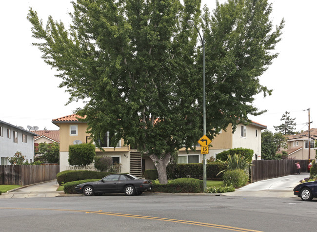 679 Grand Coulee Ave in Sunnyvale, CA - Foto de edificio - Building Photo