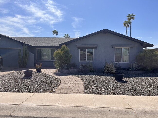 property at 2701 W Summit Pl