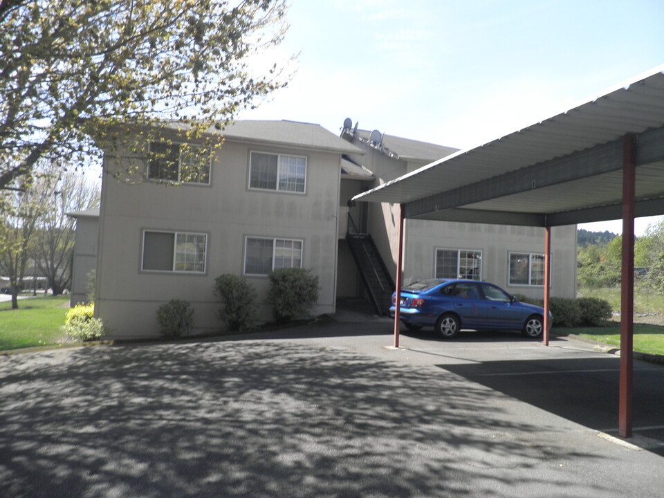 2131 NW North Hill Dr in Grants Pass, OR - Foto de edificio