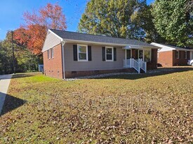 404 Oakgrove Dr in Graham, NC - Building Photo