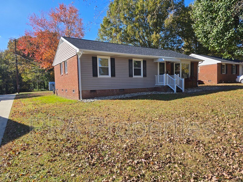 404 Oakgrove Dr in Graham, NC - Building Photo